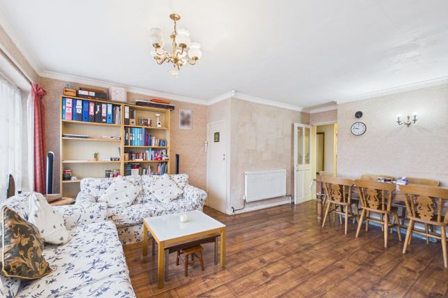2, Ashdene Close, Surrey photo 2