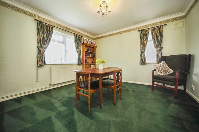6, Windrush Road, Ipswich photo 3