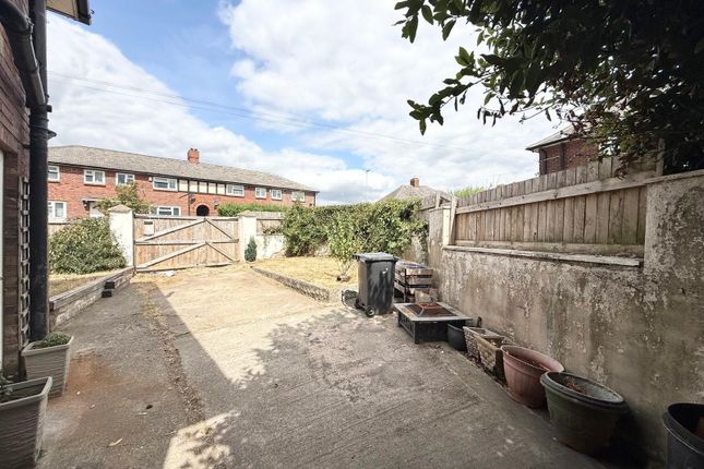 104, Fairfield Hill, West Yorkshire photo 2