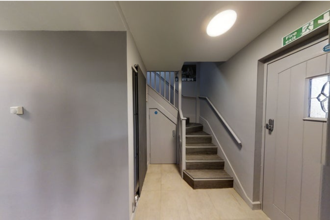 4, Manor Waye, Uxbridge photo 2
