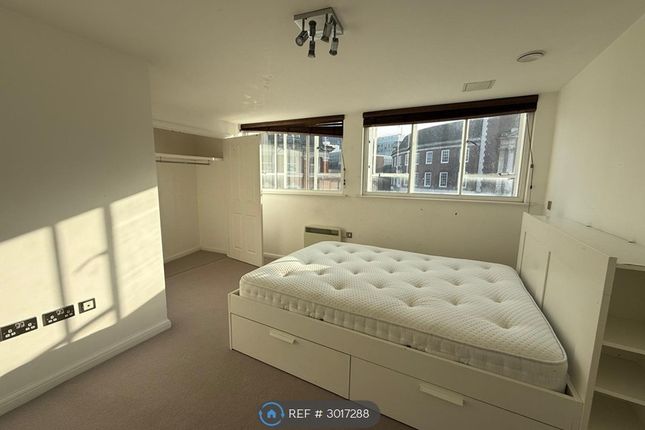 Flat, High Street, Kingston Upon Thames photo 4