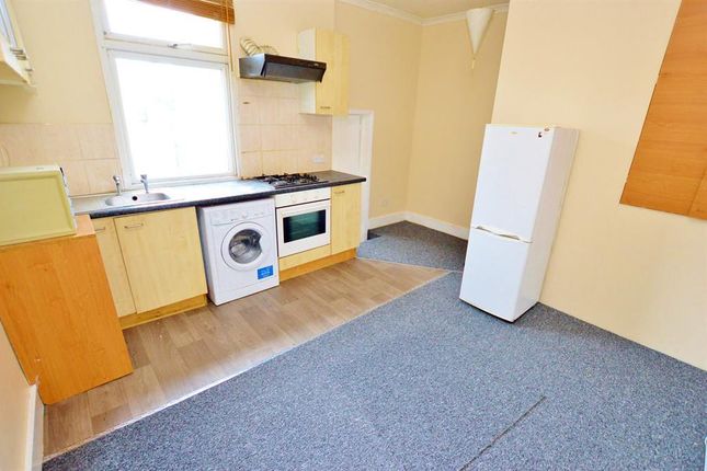 Flat to rent in Buckingham Road, Ilford
