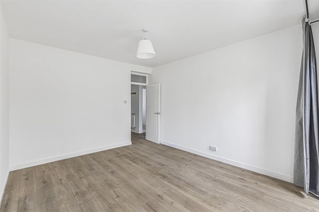 35 Rollo Court, Strasburg Road, London photo 4