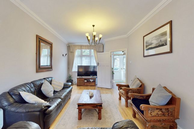 35, Derwent Gardens, Ilford photo 4
