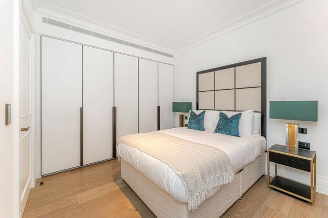 Flat to rent in Portland Place, London