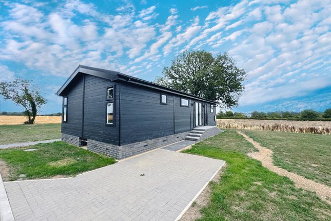 2-bed caravan on 77, Little Meadow, Woodside, £330,000