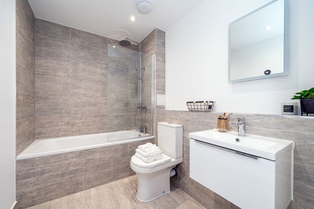 1 Lakeside Close, Staines Upon Thames photo 4