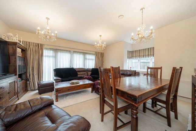 25, Marbaix Gardens, Isleworth photo 2
