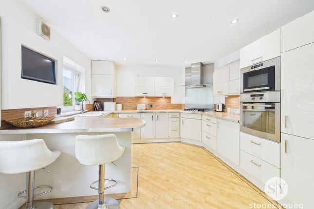 21 Dickens Court, Blackburn photo 3