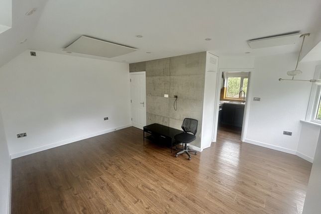 213, Basildon photo 2