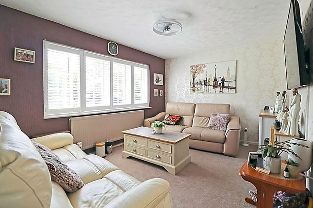 26, Sparrows Herne, Basildon photo 4