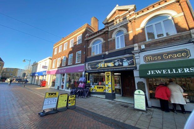 Flat to rent in High Street, Gillingham