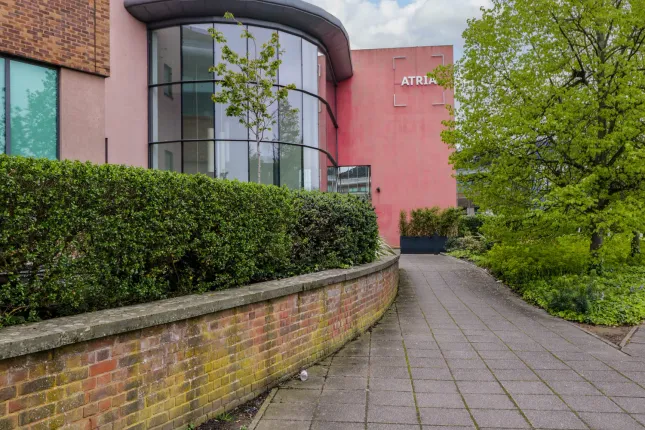 1-bed flat on Flat 53 Atria House
219 Bath Road, Flat 53 Atria House
219 Bath Road, Slough, £120,000