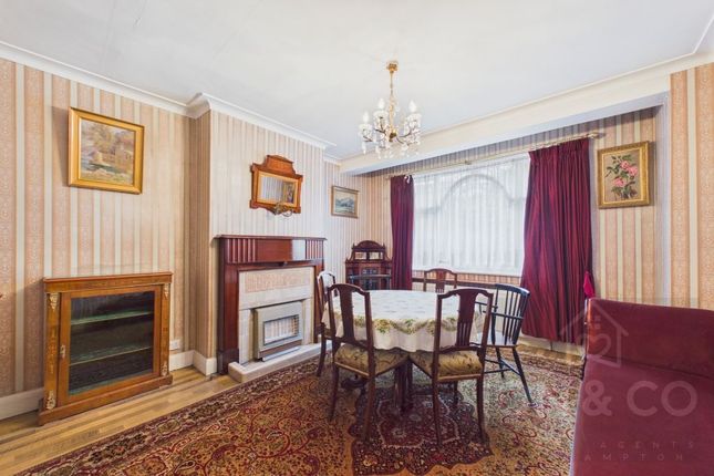 39, Abbots Gardens, London photo 4
