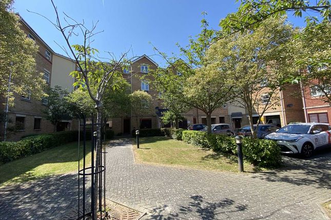Flat for sale in Holmes Court, Fenners Marsh, Gravesend