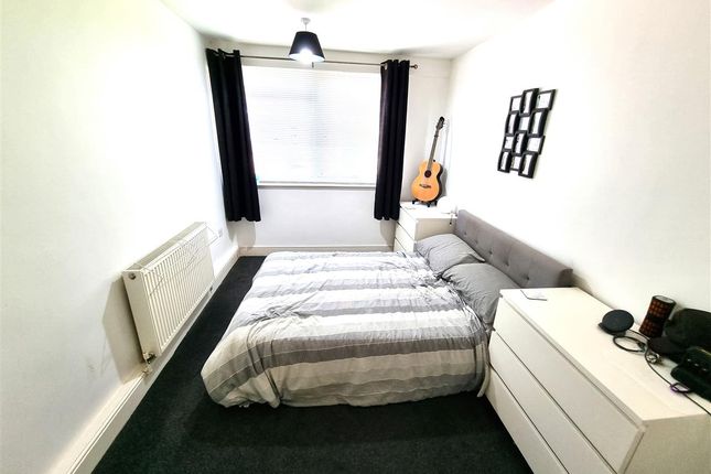 Flat to rent in Jesuit Close, Canterbury