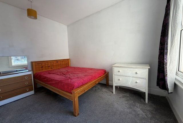 59, Luton photo 3