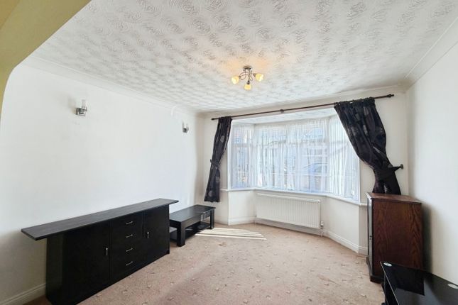 40 Lake Avenue, Slough, Berkshire photo 4