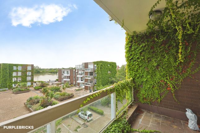 Flat 14 Rosebank, Holyport Road, London photo 3