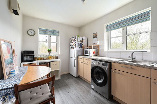 37, Corfe Way, Farnborough photo 4