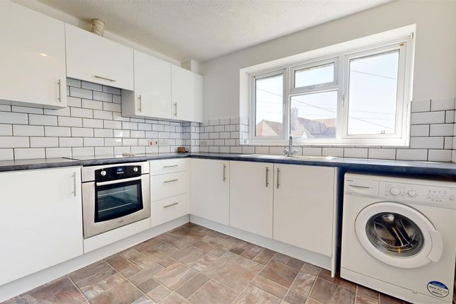 Flat 5, White Rose Court, East Street, Weymouth photo 2