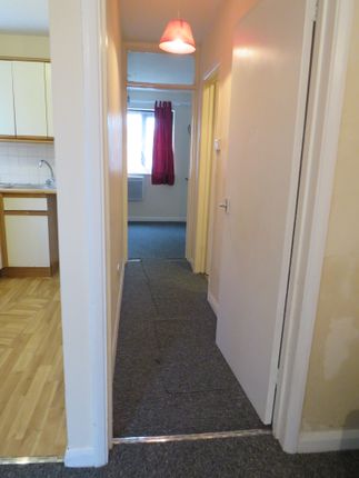Flat to rent in Barnes Avenue, Southall