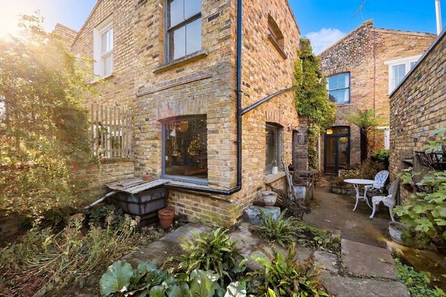 30 Cardigan Road, London photo 4