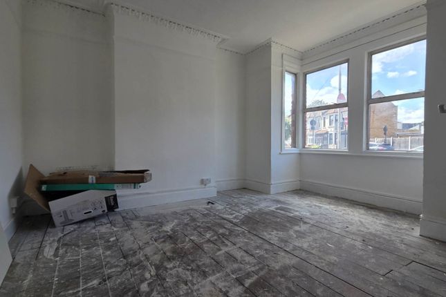 112, Sibley Grove, London photo 3