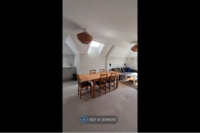 Flat, Russell Hill, Purley photo 3