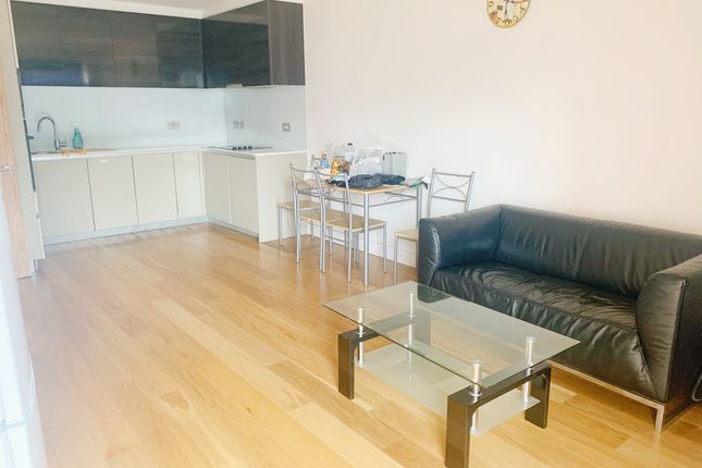 Flat 18, London photo 3