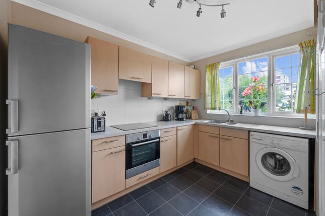 7 Drayton Court,, Toby Way, Surbiton photo 4