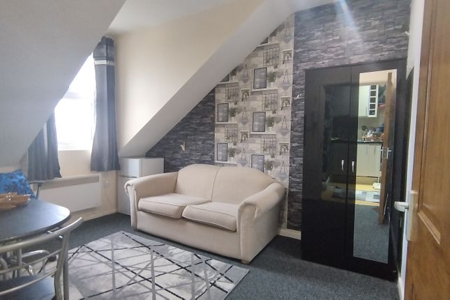 Flat to rent in Castle Hill Parade, The Avenue, London