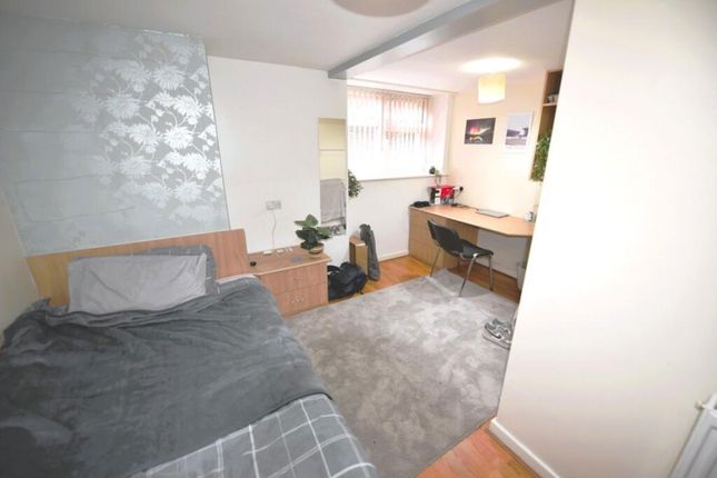 Flat A, 8, Wood Lane, LEEDS photo 5