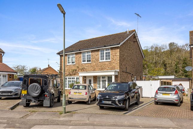 Thumbnail Detached house for sale in Darenth Way, Horley