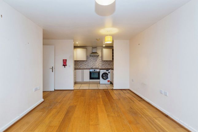 25, Broka Court, Pine Street, Aylesbury photo 3