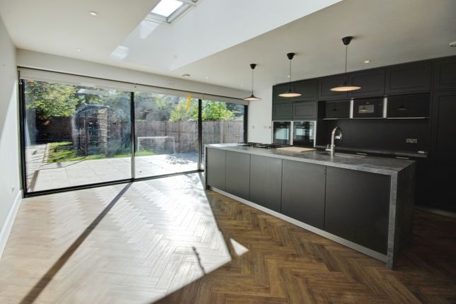 37, Kelmscott Crescent, Watford photo 2