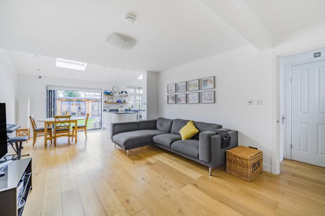33, Brampton Gardens, Surrey photo 4