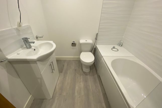 Flat to rent in City Road, Cardiff