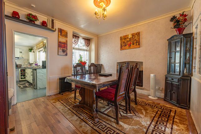4 Coronation Street, Bridgend photo 2