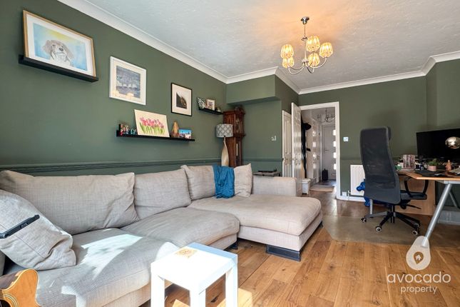 28 Horseshoe Crescent, Burghfield Common, Berkshire photo 4