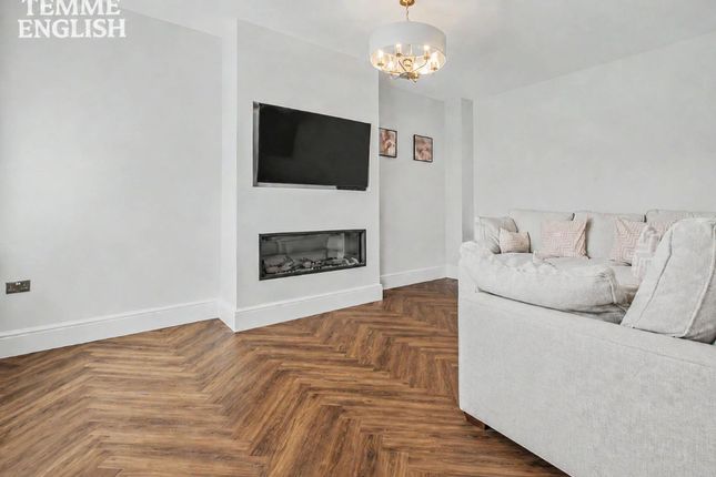 12 French Close, Basildon photo 2