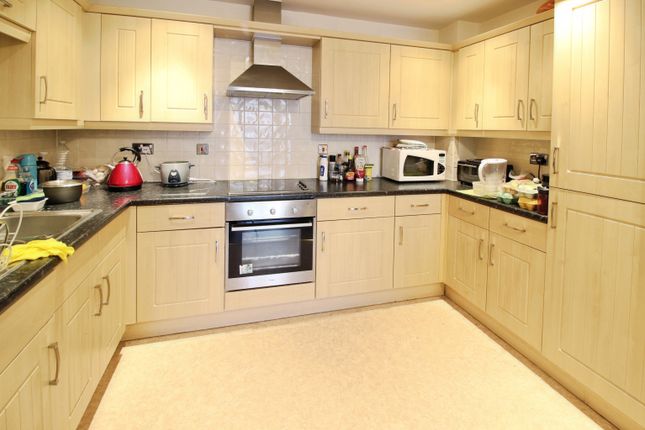 227, Parkhouse Court, Hatfield photo 3