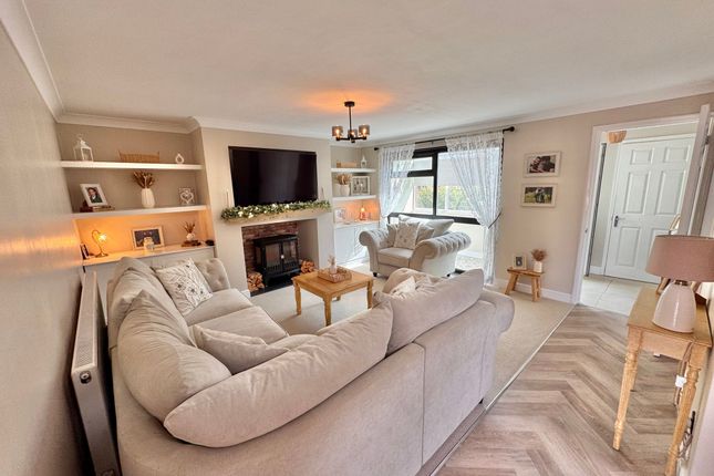 6 Columbia Gardens, Bedworth photo 3
