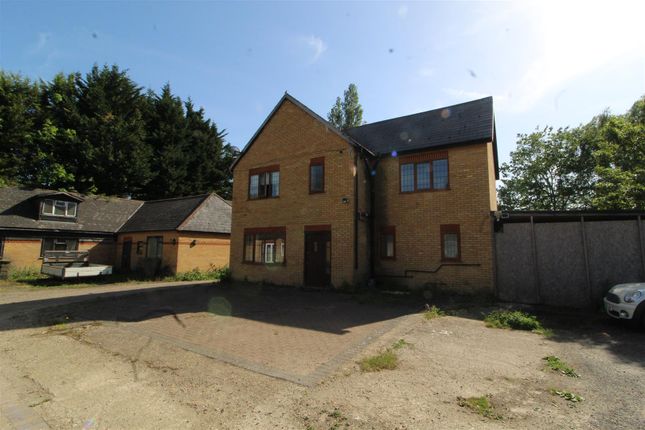 Oak House, Wagon Road, Barnet photo 4
