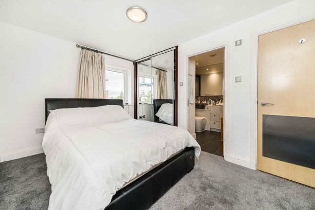 16, Holland Gardens, Brentford photo 4