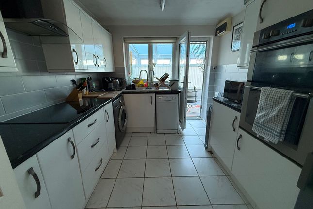 2 Russet Way, Yeovil photo 2
