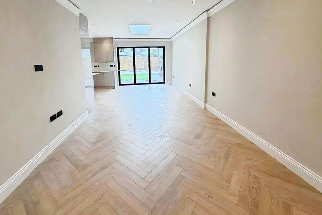 9, Beech Walk, London photo 3