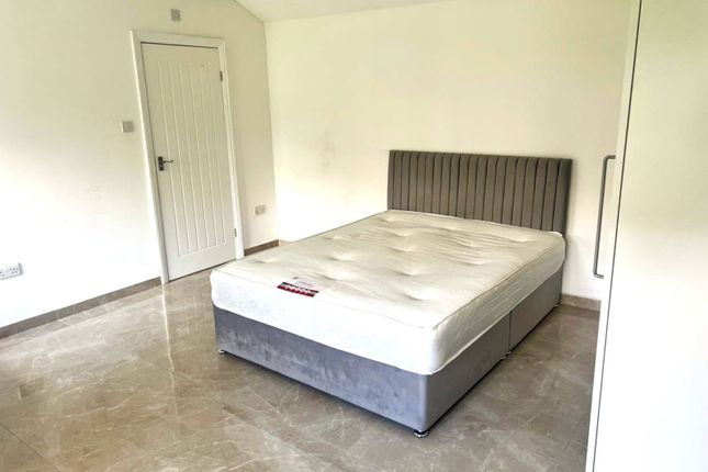 6, Redden Court Road, Romford photo 5