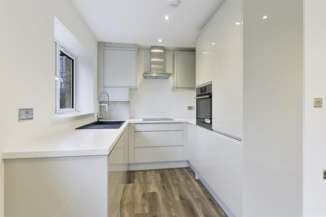 Flat 4 Lynwood Oaks, 50 London Road, Redhill photo 2