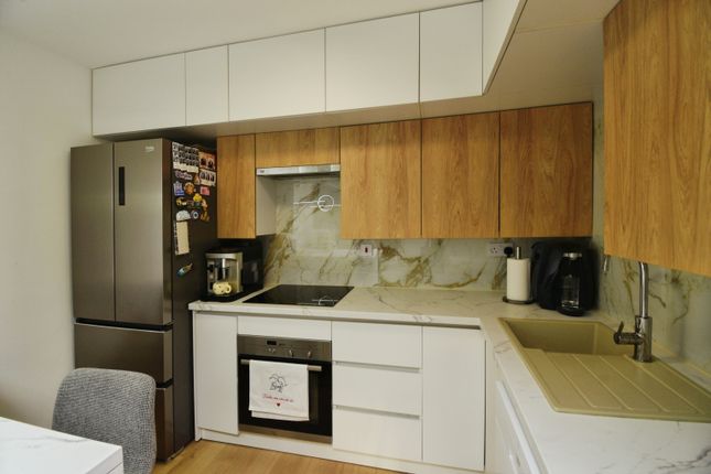 Flat 21/Springfield Court, Forsythia Close, Ilford photo 4